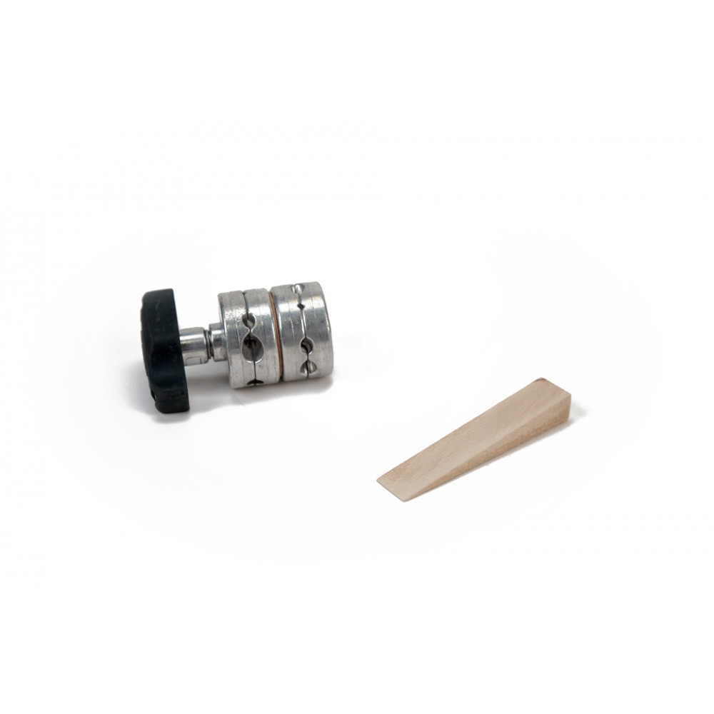 Camera Wedge Udengo - Rozmiar: 5,3" x 1" x 5/6" (13,5 cm x 2,5 cm x 2,2 cm)
Waga: 1,8 uncji (0,05 kg) 
Materiał: twarde drewno 1