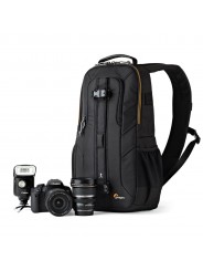 Plecak Slingshot Edge 250 AW Black Lowepro - 
Kompaktowa lustrzanka cyfrowa z dołączonym obiektywem (np. 18-200 mm) plus dodatko