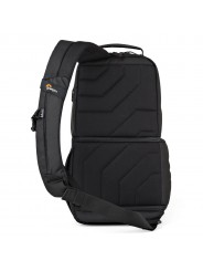 Plecak Slingshot Edge 250 AW Black Lowepro - 
Kompaktowa lustrzanka cyfrowa z dołączonym obiektywem (np. 18-200 mm) plus dodatko