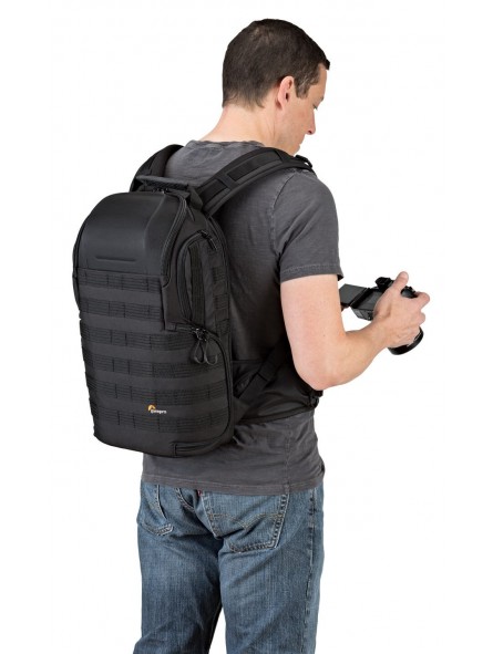 Lowepro Plecak ProTactic BP 350 AW II Black Lowepro - System rozdzielaczy QuickShelf™ otwiera się na 3-poziomową półkę lub skład