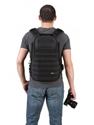 Lowepro Plecak ProTactic BP 350 AW II Black Lowepro - System rozdzielaczy QuickShelf™ otwiera się na 3-poziomową półkę lub skład