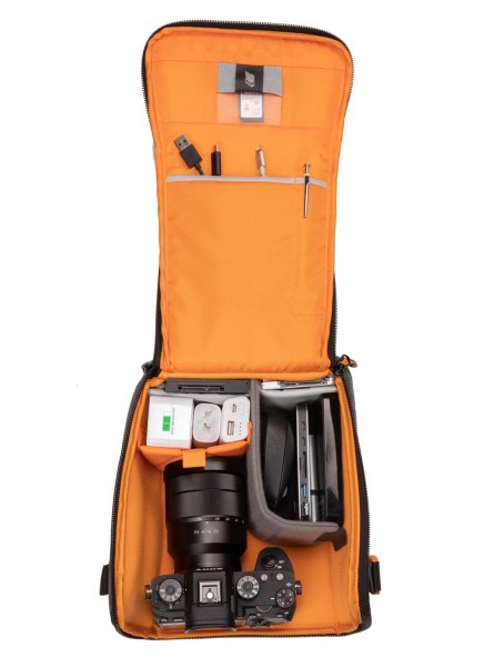 Lowepro GearUp Creator Box L II Lowepro - Przegrody wewnętrzne dostosowują się, aby zabezpieczyć aparat bezlusterkowy i dodatkow