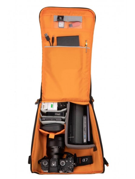 Lowepro GearUp Creator Box XL II Lowepro - Przegrody wewnętrzne dostosowują się, aby zabezpieczyć aparat bezlusterkowy i obiekty