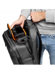 Lowepro GearUp Creator Box L II Lowepro - Przegrody wewnętrzne dostosowują się, aby zabezpieczyć aparat bezlusterkowy i dodatkow