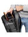 Lowepro GearUp Creator Box L II Lowepro - Przegrody wewnętrzne dostosowują się, aby zabezpieczyć aparat bezlusterkowy i dodatkow