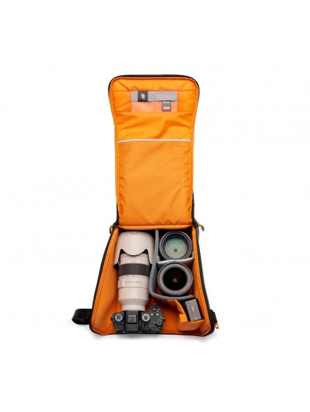 Lowepro GearUp Creator Box XL II Lowepro - Przegrody wewnętrzne dostosowują się, aby zabezpieczyć aparat bezlusterkowy i obiekty