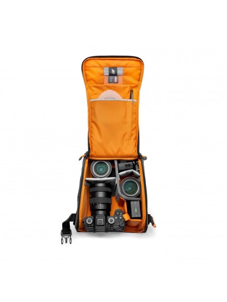 Lowepro GearUp Creator Box L II Lowepro - Przegrody wewnętrzne dostosowują się, aby zabezpieczyć aparat bezlusterkowy i dodatkow